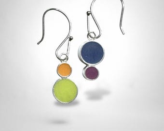 Pendientes reversibles de resina y plata de ley: puntos de colores desiguales