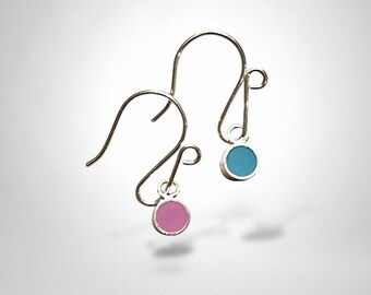 Pendientes reversibles de resina con forma de lunares: plata de ley, rosa y azul