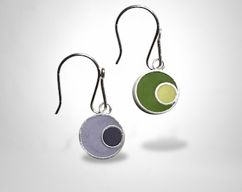 Pendientes desparejados de estilo mod • Pequeños círculos dobles de plata y resina • Colgantes de estilo retro hechos a mano