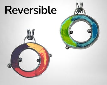 Colgante OOAK de resina colorida con degradado / Collar circular orgánico de plata de doble cara