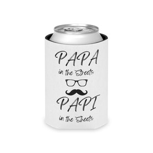 Dia dos Pais 'Papa nas Ruas, Papi nos Lençóis' Refrigerador de Latas - Tamanhos Padrão e Slim