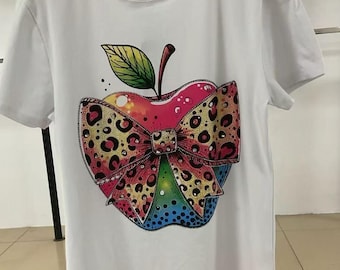 Rhinestone Apple Graphic Tee for Women – Sparkling T-Shirt with Trendy Apple Design