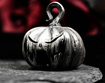Colgante de Calabaza Malvada – Collar gótico de Halloween con forma de Jack-O-Lantern – Plata 925, hecho a mano