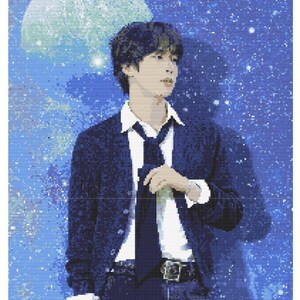 Puede incluir: Un patrón de punto de cruz con un hombre con un traje azul y corbata sobre un fondo de cielo azul estrellado con una gran luna. El patrón incluye el texto "Jin - The Astronaut Pattern" y "Cross stitch chart".