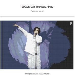 Può includere: Un grafico a punto croce con un'immagine in bianco e nero di una persona che canta in un microfono su un palco con uno sfondo viola e blu. Il testo "SUGA D-DAY Tour New Jersey" e "Cross stitch chart" si trova nella parte superiore dell'immagine. Il testo "Design size: 300 x 200 stitches" si trova nella parte inferiore dell'immagine.