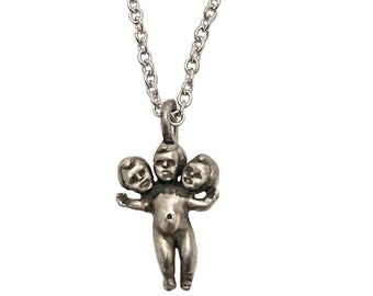 Kleine Babypuppe Halskette mit drei Köpfen silber gold Schmuck Kuriosität