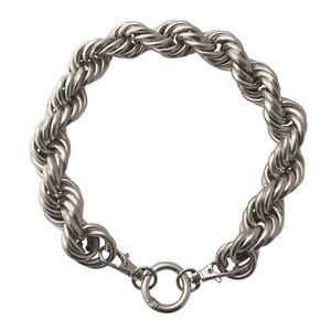 Puede incluir: Un collar de cadena de plata con un diseño de cuerda trenzada y un cierre de plata.