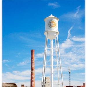 Lucky Strike Smokestack and Water Tower - American Tobacco Campus Durham, Carolina do Norte Fotografia - Impressão de belas artes ou cartões de nota