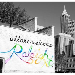 All Are Welcome, Raleigh NC - North Carolina Fotografie - Color or Black &White Downtown Home Decor Fine Art Print oder Notizkarten