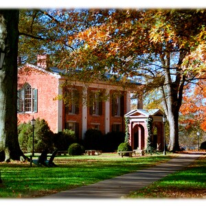 Davidson College Old Well y Phi Hall en otoño - North Carolina Photography, Collegiate Home Decor Fine Art Print o tarjetas de notas