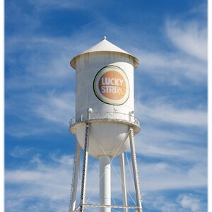 Downtown Durham - Lucky Strike Water Tower, Fotografia da Carolina do Norte - Urbano, Decoração de casa de cidade Impressão de belas artes ou cartões de nota