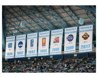 Banderas del Campeonato Nacional de Baloncesto de los Tar Heels de UNC Chapel Hill - Fotografía de Carolina del Norte, impresiones artísticas deportivas o tarjetas de notas