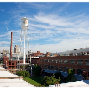 Lucky Strikes - American Tobacco Campus Durham, Carolina do Norte Fotografia - Impressão de belas artes ou cartões de nota