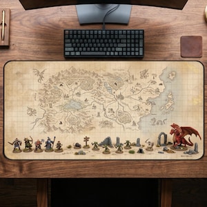 以下が含まれることがあります： 詳細な地図、ミニチュアフィギュア、赤いドラゴンが描かれた、長方形の大きなマウスパッド。 地図はファンタジーをテーマにした羊皮紙のような外観です。 マウスパッドは木製の机の上にあります。