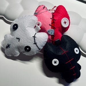 Creepy Cat Keychain — Handmade Felt Keychain