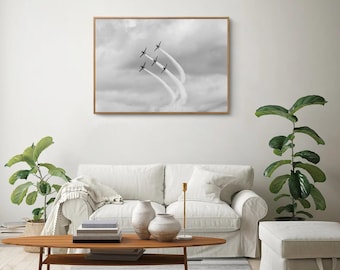 Arte mural en blanco y negro: impresión digital de espectáculo aéreo con aviones en formación y estelas de humo, decoración del cielo para amantes de la aviación.