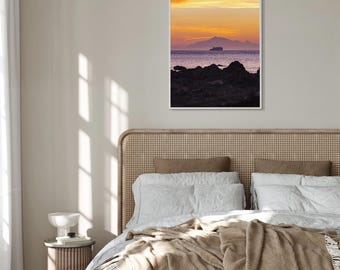 Paisaje de atardecer digital con arte de pared, cielo amarillo brillante con barco y horizonte de montaña, impresión, decoración del hogar, regalo para amantes de la naturaleza