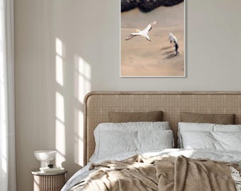 Impresión digital de arte mural de alcatraces volando sobre la playa de Muriwai, escena de naturaleza cinematográfica, decoración perfecta para el hogar costero y regalo para los amantes de la naturaleza.