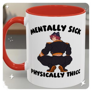 Könnte beinhalten: Weißer Keramikbecher mit roter Innenseite und Henkel. Der Becher zeigt den Text "MENTALLY SICK PHYSICALLY THICCC" mit einer Illustration einer muskulösen Person in Hockstellung. Die Person trägt ein schwarzes Outfit mit orangefarbenen Akzenten.