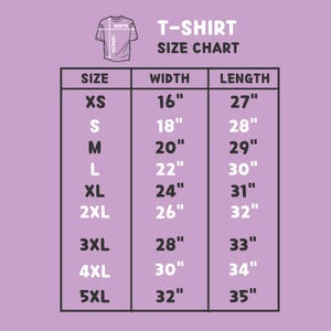 以下が含まれることがあります： Tシャツのサイズチャート。インチ単位のサイズが記載されており、XSから5XLまでのサイズに対応する幅と長さの測定値が示されています。背景は薄い紫です。