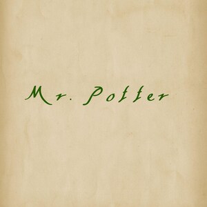 Puede incluir: Un fondo de estilo pergamino con las palabras "Mr. Potter" escritas en una fuente verde fluida. El texto está centrado y el papel tiene un aspecto vintage y envejecido.