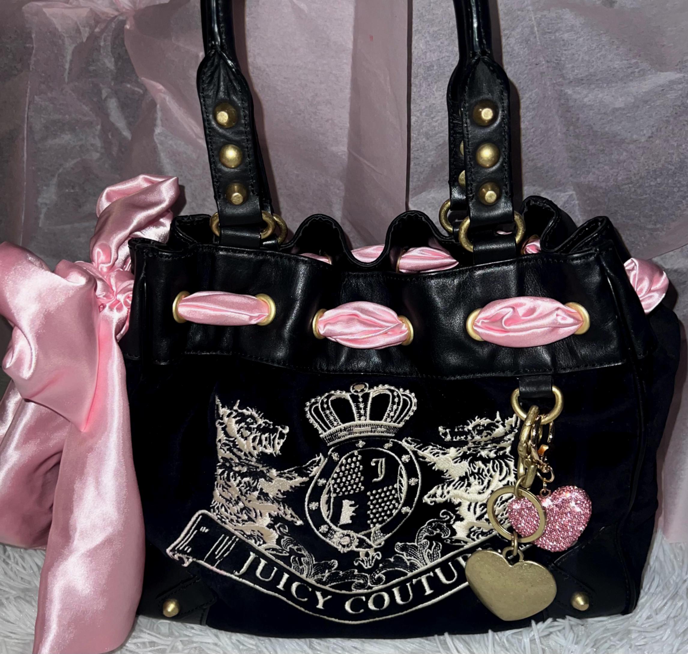 JUICY COUTURE y2k ベロア メッセンジャーバッグ チャーム付き JUICY COUTURE y2k ベロア メッセンジャーバッグ チャーム付き
