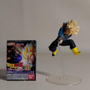 Op de afbeelding: Een rustiek houten bord met de tekst "Welcome to our home" in witte letters. Het bord heeft een verweerde afwerking en een eenvoudig, uitnodigend ontwerp, ideaal voor een veranda of entree.