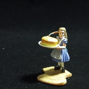 Kaiyodo Alice in Wonderland ALICE WITH CAKE mini figure Vintage 2003 Kaiyodo
