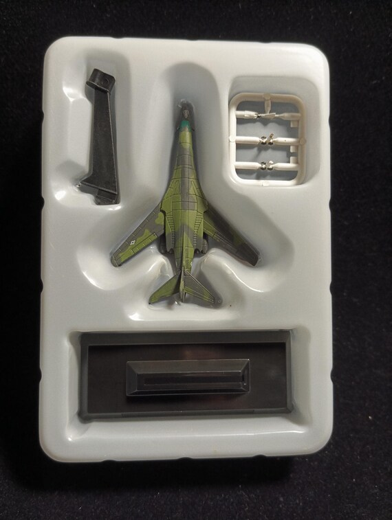 値下げ　米国空軍爆撃機 ロックウェルB1ランサー(1/72) 72113 ロックウェル B-1B ランサー | カラカルモデル Caracal Models