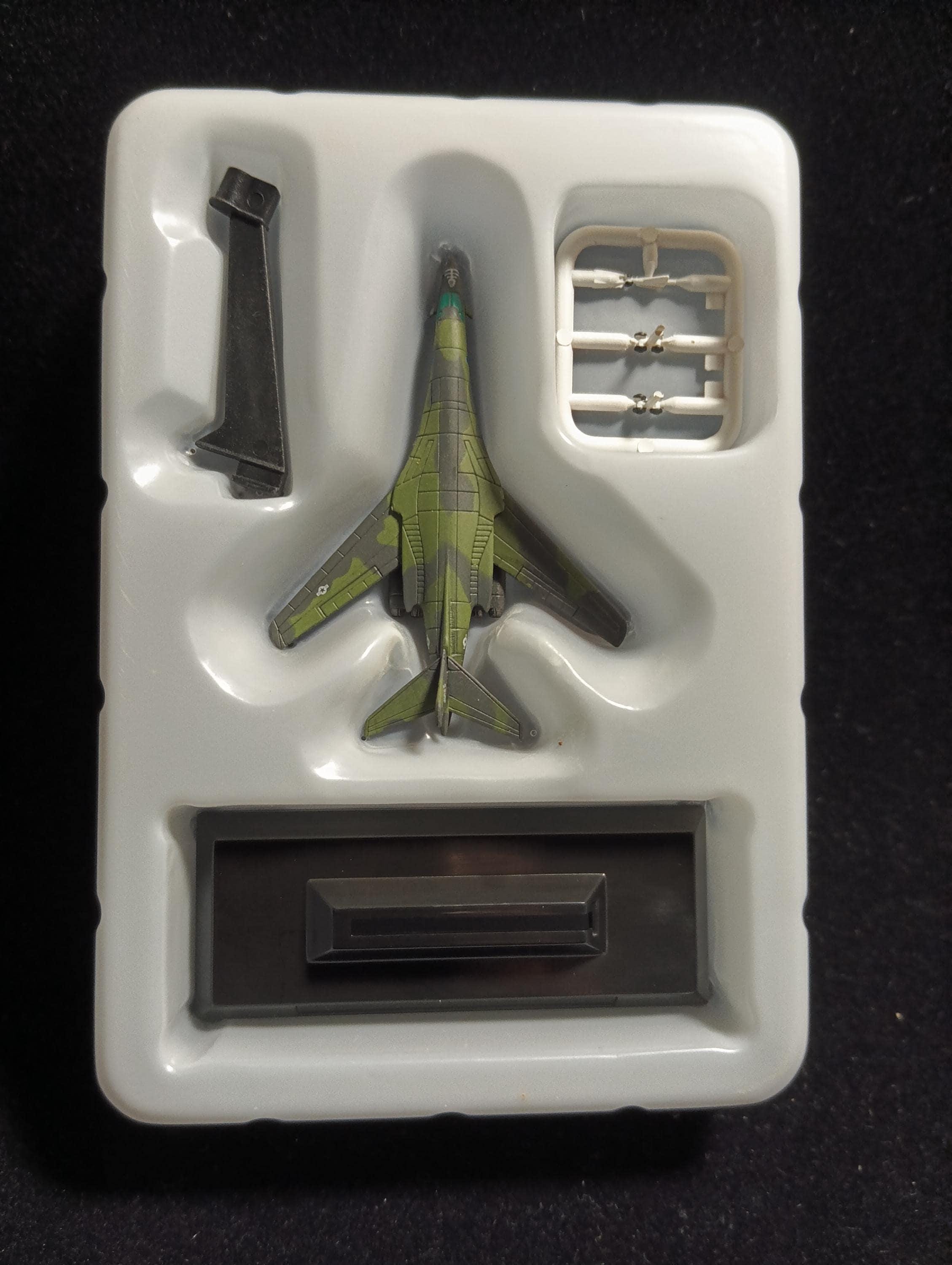 1/700 ロックウェル B-1B ランサー 戦略爆撃機 迷彩塗装「タカラ 世界