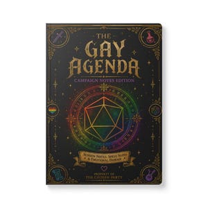 Peut inclure: Un cahier noir intitulé "The Gay Agenda" avec des lettres dorées et des accents décoratifs. La couverture présente un motif géométrique arc-en-ciel et le texte "Campaign Notes Edition" et "Session Notes, Spell Slots & Emotional Damage."