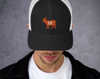 Casquette trucker orange et blanche GOAT numéro 18, inspirée de l'équipe de football de Chicago.