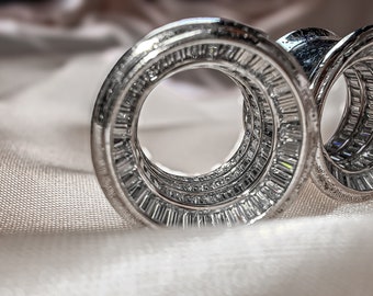 Dilatatori per orecchie con moissanite a baguette, incastonati a mano in oro 10 carati o argento sterling.