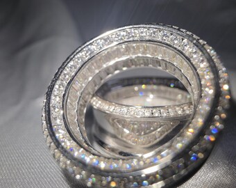 Dilatatori per orecchie con moissanite a baguette, plug in oro 10 carati o argento tempestati di diamanti.