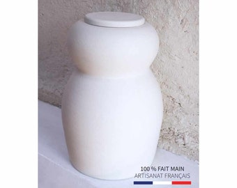 Weiße Urne aus handgefertigter Keramik, personalisierbar mit Souvenirobjekt