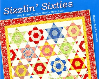 Könnte beinhalten: Ein Quiltmusterbuch mit dem Titel "Sizzlin' Sixties", das einen farbenfrohen Quilt mit Sternenmuster zeigt. Der Quilt ist aus Streifen genähten Hexagonblöcken gefertigt. Das Buch ist von Heather Mulder Peterson und gehört zu Anka's Treasures.