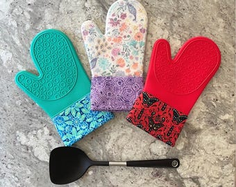 Hot Stuff Everyday Mitt Sewing Pattern and Translucent Silicone Mitt by Lisa Amundson for Around the Bobbin