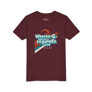 Puede incluir: Una camiseta granate con el texto "Warren G had to regulate too" en un diseño retro con acentos naranjas, azules y blancos. La camiseta también incluye el texto "THE AP LIFE" debajo.
