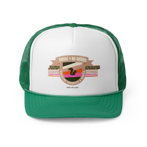 Puede incluir: Una gorra de camionero blanca y verde con un logotipo marrón y blanco que dice "House of No Brains Jump Around Bouncing Thoughts & Bodies The AP Life".