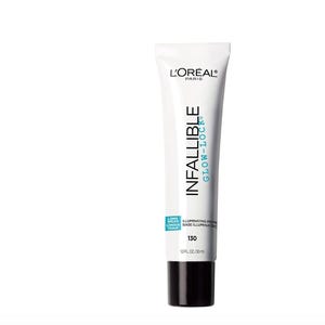 Puede incluir: Un tubo blanco de L'Oréal Paris Infallible Glow-Lock Illuminating Primer con una tapa negra. El tubo tiene el texto "L'Oréal Paris" en la parte superior, "Infallible Glow-Lock" en el centro y "Illuminating Primer Base Illuminatrice" en texto más pequeño debajo. El tubo también tiene una franja azul claro con el texto "Long-Lasting Wear" y el número "130". El tubo es de 100 ml / 3.4 fl oz.