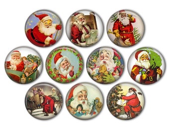 Puede incluir: Nueve botones redondos de Navidad con ilustraciones vintage de Papá Noel en varias escenas navideñas. Los botones muestran a Papá Noel entregando regalos, decorando un árbol de Navidad y sosteniendo una bolsa de juguetes.