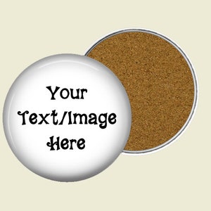 Puede incluir: Un posavasos redondo blanco con el texto "Your Text/Image Here" en escritura negra. Junto a &eacute;l, un posavasos a juego con una superficie de corcho marr&oacute;n y un borde de metal plateado. El fondo es de color beige claro.