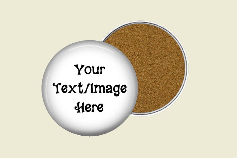 Puede incluir: Un posavasos redondo blanco con el texto "Your Text/Image Here" en escritura negra. Junto a &eacute;l, un posavasos a juego con una superficie de corcho marr&oacute;n y un borde de metal plateado. El fondo es de color beige claro.