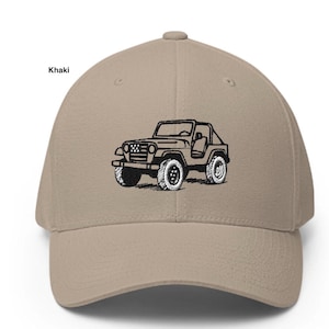 Puede incluir: Gorra de béisbol caqui con una ilustración bordada en blanco y negro de un vehículo todoterreno vintage. La gorra tiene una visera curva y un ajuste estructurado. La palabra "Khaki" está impresa en el lado izquierdo.