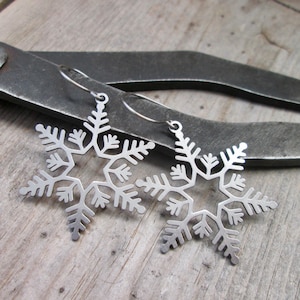 Boucles d'oreilles hypoallergéniques en titane - Grandes boucles d'oreilles flocon de neige en acier inoxydable - Boucles d'oreilles d'hiver - Cadeau pour enseignant