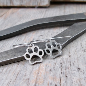 Boucles d'oreilles hypoallergéniques en titane avec empreintes de pattes de chien - Clous en acier inoxydable pour les amis des animaux de compagnie aux oreilles sensibles
