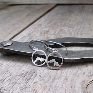 Boucles d'oreilles montagne hypoallergéniques : bijoux en acier inoxydable et en titane pour oreilles sensibles - Cadeau unique pour randonneur