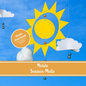 Può includere: Una giostrina sospesa con un sole giallo brillante dai raggi appuntiti, nuvole di carta bianca e piccole perline blu appese a fili. Un badge circolare arancione mostra il testo "Direkt Download" e un banner reca "Mobile Sonnen-Motiv".