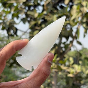 White Jade Glass Arrowhead Crystal Healing, Gemstone Crescent Arrowhead Shape Gemstone For Meditation And Home Decor, Crystal Gift