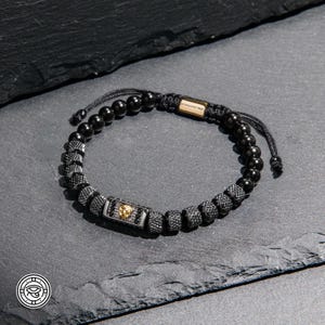 Verstellbares Armband mit schwarzen Metallperlen und goldenem Löwenanhänger, schwarzen Kristallen, maskulines Geschenk für ihn